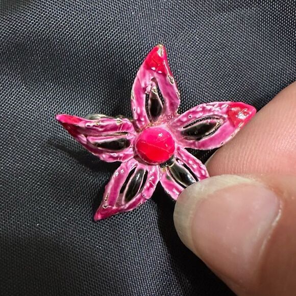 Vintage 60s Arthur Pepper Pink and black enamel metal flower clip-on Earrings - Picture 3 of 10